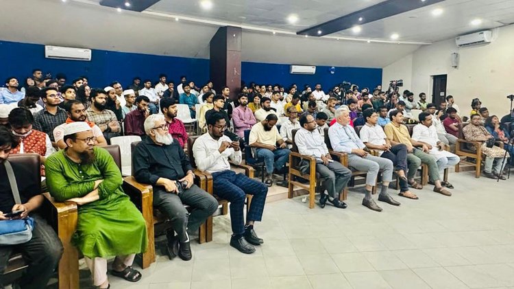 আজ সোমবার বেলা ৩ টায় বাংলাদেশ স্টাডি ফোরাম (বিডিএসএফ) আয়োজিত রাজনৈতিক বক্তৃতামালার ১ম পর্বে ‘কেমন বাংলাদেশ দেখতে চায় এবি পার্টি?’ বিষয়ে বক্তব্য দেন এবি পার্টির চেয়ারম্যান মজিবুর রহমান মঞ্জু। ছবি: সংগৃহীত