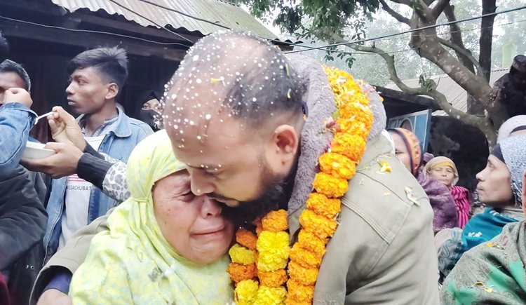 ১৬ বছর পর মায়ের সঙ্গে দেখা। ছবি: আজকের পত্রিকা