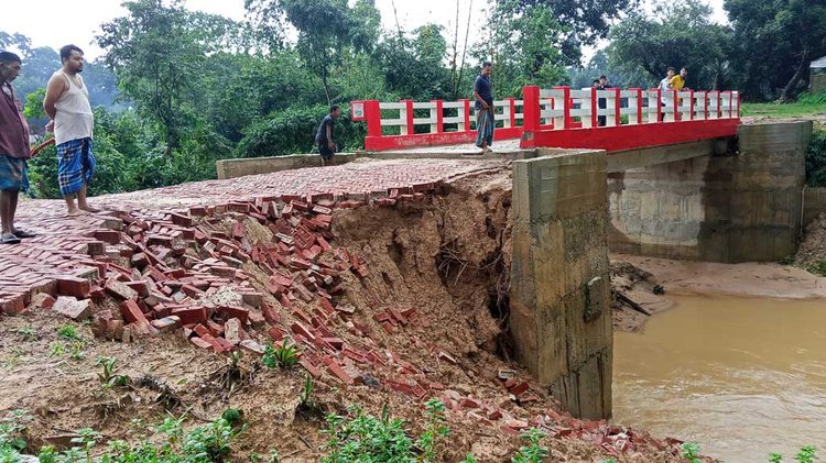 খাগড়াছড়ির মানিকছড়ি উপজেলায় সদ্য জনচলাচলের জন্য উন্মুক্ত করা সিপাহীপাড়া সেতুর গাইড ওয়াল ভেঙে ঝুঁকিতে পড়েছে সেতুটি। ছবি: আজকের পত্রিকা