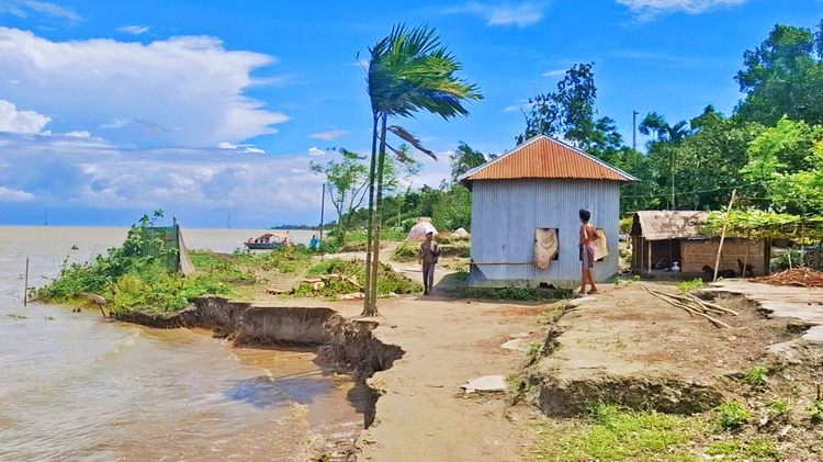 নদীর অবিরাম ভাঙনে একের পর এক বসতভিটা, আবাদি জমি, শিক্ষাপ্রতিষ্ঠান, ক্লিনিক—সবকিছু বিলীন হয়ে যাচ্ছে।