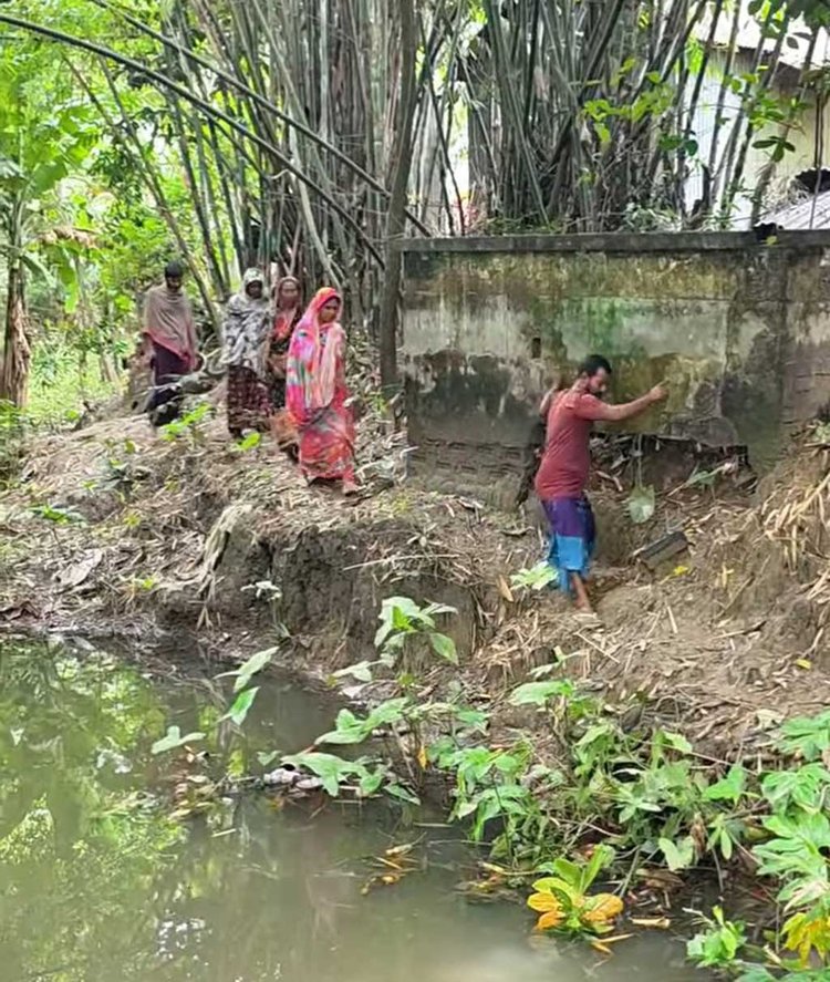 যাতায়াতের মূল রাস্তা গেট দিয়ে বন্ধ করে দেওয়ায় এভাবে চলাচল করতে হচ্ছে ১৮ পরিবারকে। ছবি: আজকের পত্রিকা
