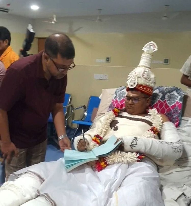 গতকাল সন্ধ্যায় মানিকগঞ্জ ফিরোজা জেনারেল হাসপাতালে এই বিশেষ বিয়ের আয়োজন করা হয়। ছবি: আজকের পত্রিকা