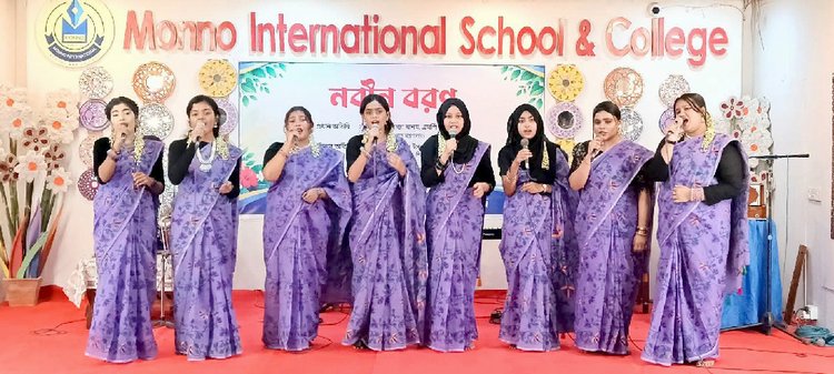 আজ সকালে মানিকগঞ্জের মুন্নু ইন্টারন্যাশনাল স্কুল অ্যান্ড কলেজের একাদশ শ্রেণির শিক্ষার্থীদের নবীনবরণ অনুষ্ঠানের আয়োজন করা হয়। ছবি: আজকের পত্রিকা