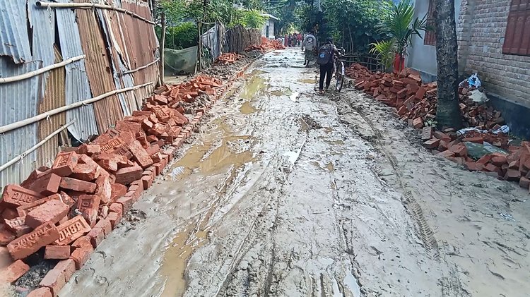 মনিরামপুরে নিম্নমানের ইট দিয়ে রাস্তা সংস্কার করতে গিয়ে স্থানীয়দের তোপের মুখে পড়েছেন কাশিমনগর ইউনিয়নের এক ইউপি সদস্য। পরে স্থানীয়দের বাধায় কাজ বন্ধ হয়ে গেছে। ছবি: আজকের পত্রিকা