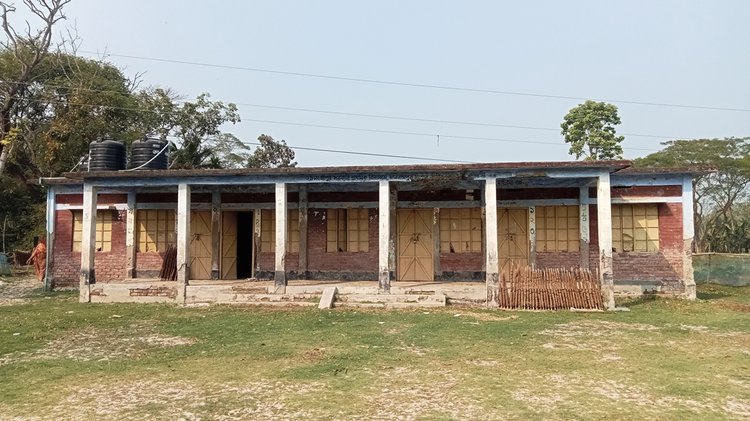 যশোরের মনিরামপুর উপজেলার শ্রীপুর সরকারি প্রাথমিক বিদ্যালয়ের পরিত্যক্ত ভবন। ছবিটি সম্প্রতি তোলা। আজকের পত্রিকা