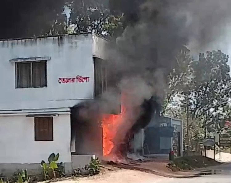 যশোরের মনিরামপুরের খেদাপাড়া বাজারে আজ বৃহস্পতিবার একটি তেলের ডিপোতে অগ্নিকাণ্ড ঘটে। ছবি: আজকের পত্রিকা