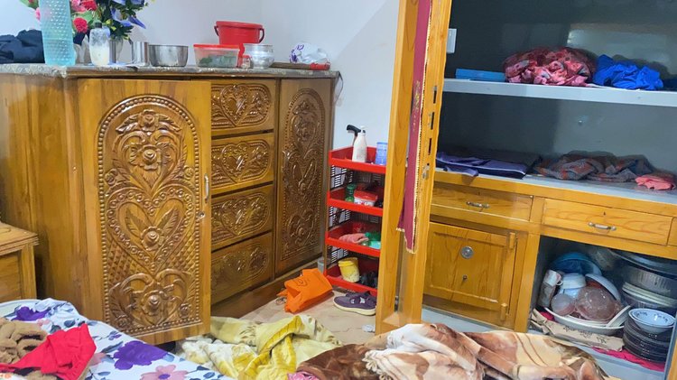 তছনছ করে রাখা আসবাবপত্র। ছবি: আজকের পত্রিকা