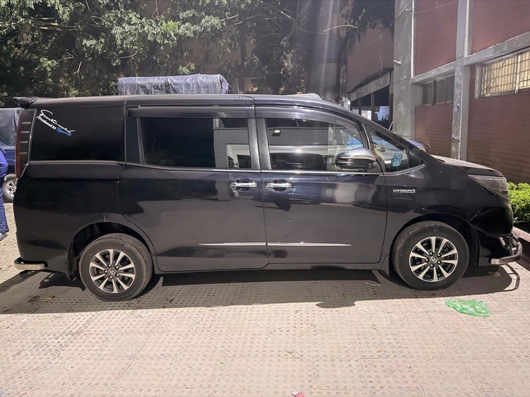 জব্দ করা নোহা গাড়ি। ছবি: আজকের পত্রিকা