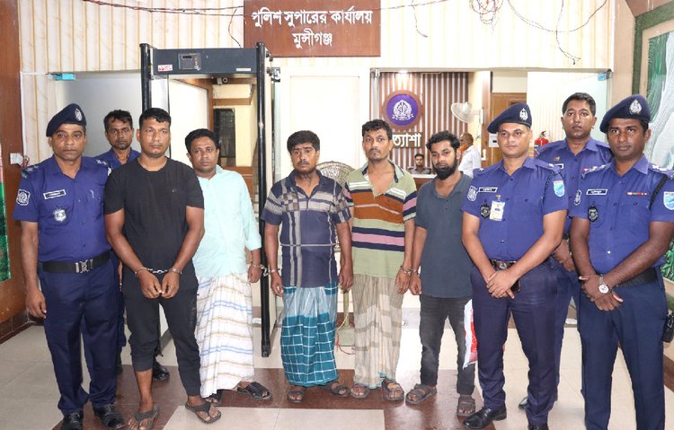 মুন্সিগঞ্জে ঠিকাদারি প্রতিষ্ঠানে ডাকাতির ঘটনায় গ্রেপ্তার ব্যক্তিরা। ছবি: আজকের পত্রিকা