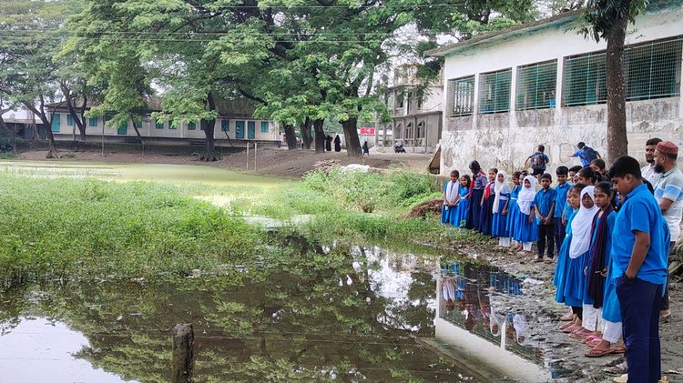 লতব্দী সরকারি প্রাথমিক বিদ্যালয়ের মাঠে বর্ষার পানি আটকে জলাবদ্ধতা সৃষ্টি হয়েছে। ছবি: আজকের পত্রিকা