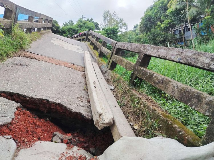মুন্সিগঞ্জের লৌহজংয়ে সংযোগ সড়কের মাটি সরে হেলে পড়েছে সেতু। ছবি: আজকের পত্রিকা
