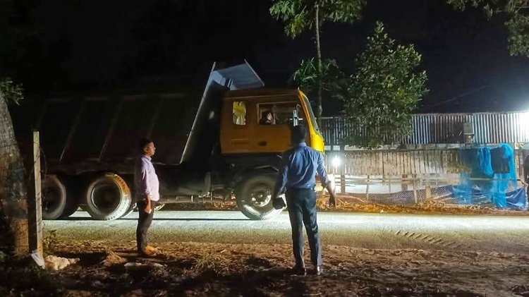 জব্দ করা বালুভর্তি ট্রাক। ছবি: আজকের পত্রিকা