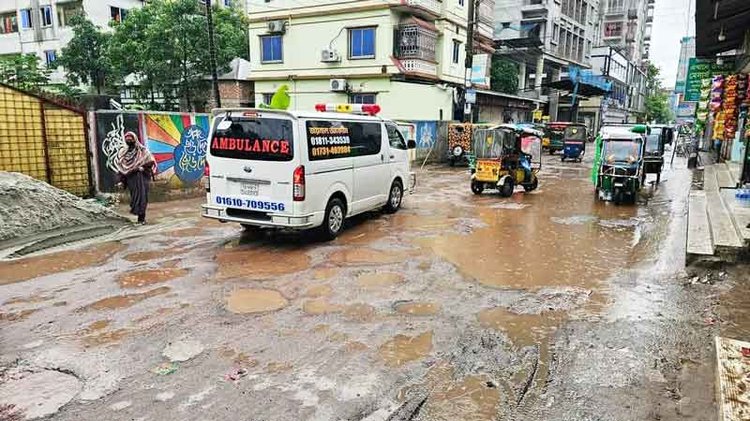 মুন্সিগঞ্জ শহরের প্রধান সড়ক সুপার মার্কেট থেকে মুক্তারপুর পেট্রোল পাম্প পর্যন্ত প্রায় তিন কিলোমিটার জুড়ে কোথাও গর্ত, কোথাও স্থায়ী জলাবদ্ধতা। ছবি: আজকের পত্রিকা