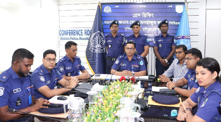 মুন্সিগঞ্জে ঠিকাদারি প্রতিষ্ঠানে ডাকাতির ঘটনায় জড়িত ব্যক্তিদের গ্রেপ্তারের পর প্রেস ব্রিফিং করছেন পুলিশ সুপার। ছবি: আজকের পত্রিকা