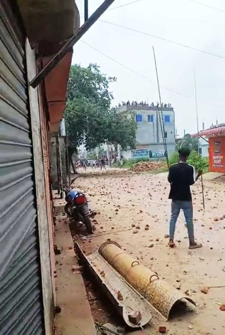 মুন্সিগঞ্জের সিরাজদিখানে দুই গ্রামের বাসিন্দাদের মধ্যে সংঘর্ষ। ছবি: আজকের পত্রিকা