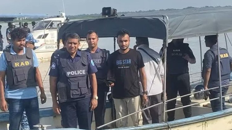 মুন্সিগঞ্জের গজারিয়ার গুয়াগাছিয়া ইউনিয়নের জামালপুরে অস্থায়ী পুলিশ ফাঁড়িতে নৌ ডাকাত দলের গুলি ও ককটেল হামলার পর আইনশৃঙ্খলা রক্ষাকারী বাহিনীর অভিযান। ছবি: আজকের পত্রিকা