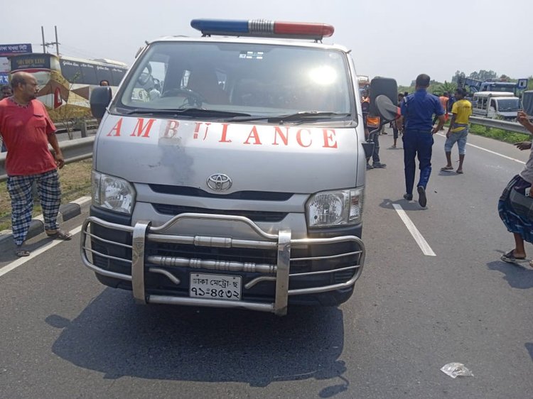 ঢাকা-মাওয়া এক্সপ্রেসওয়ের মুন্সিগঞ্জের সিরাজদিখানে আজ বৃহস্পতিবার দুপুরে দুর্ঘটনাকবলিত অ্যাম্বুলেন্স। ছবি: আজকের পত্রিকা