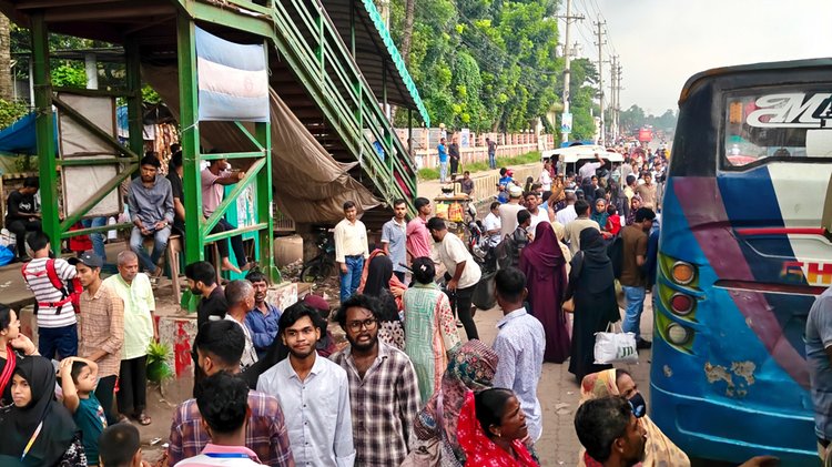 দুপুর গড়াতেই ঢাকা-আরিচা মহাসড়ক ও মানিকগঞ্জের বিভিন্ন সড়কে নামে মানুষের ঢল। ছবি: আজকের পত্রিকা