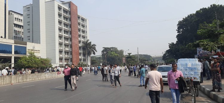 রোববার সকাল সাড়ে ১০টায় বিটিআরসির সামনে সড়ক অবরোধ করেন মোবাইল ফোন ব্যবসায়ীরা। ছবি: আজকের পত্রিকা