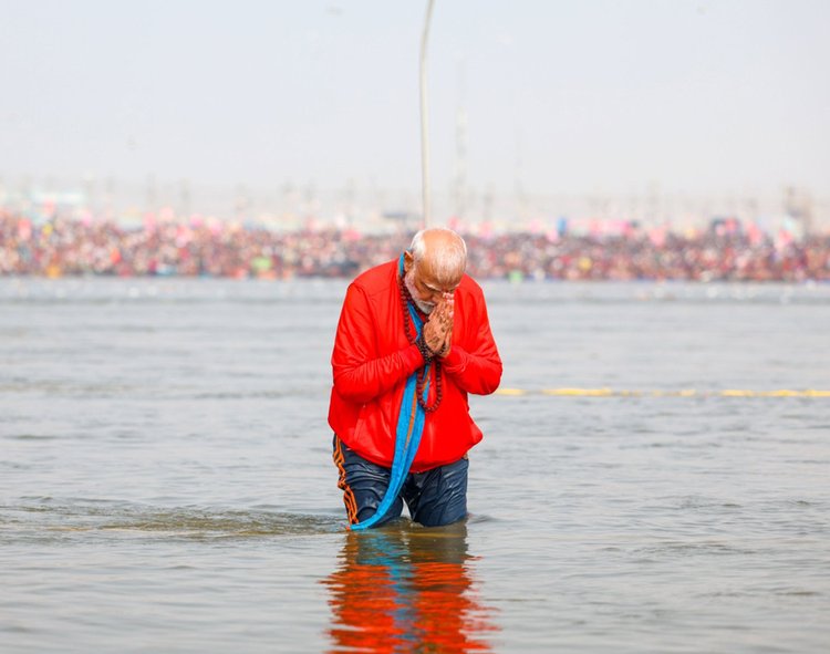 প্রয়াগরাজে গঙ্গা-যমুনার সংযোগস্থলে স্থান করেন মোদি। ছবি: এক্স