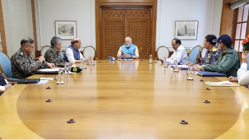 শীর্ষ সামরিক ও নিরাপত্তা কর্মকর্তাদের সঙ্গে মোদীর বৈঠক