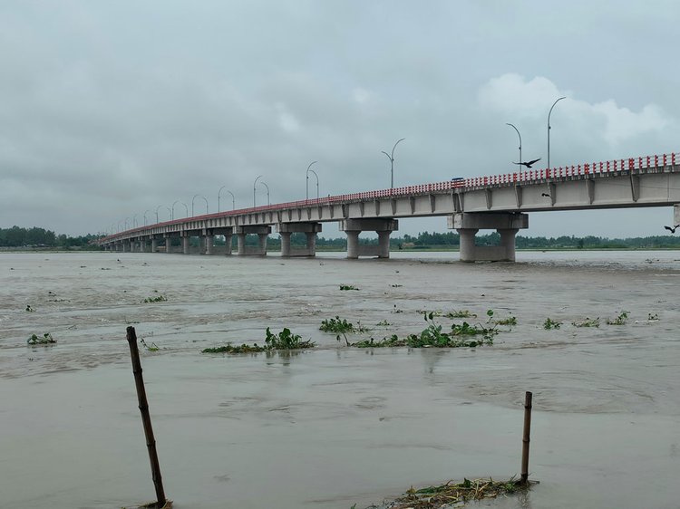 রংপুরের গঙ্গাচড়ায় তিস্তা নদীর পানি বিপৎসীমার ওপর দিয়ে প্রবাহিত হচ্ছে। এতে নিম্নাঞ্চলের বাড়িঘর পানিবন্দী হয়ে পড়েছে। ছবি: আজকের পত্রিকা