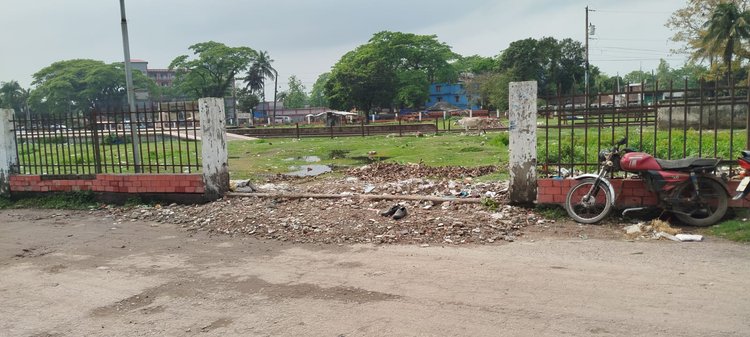 ভেঙে ফেলা রেলওয়ের সীমানা প্রাচীর। ছবি: আজকের পত্রিকা