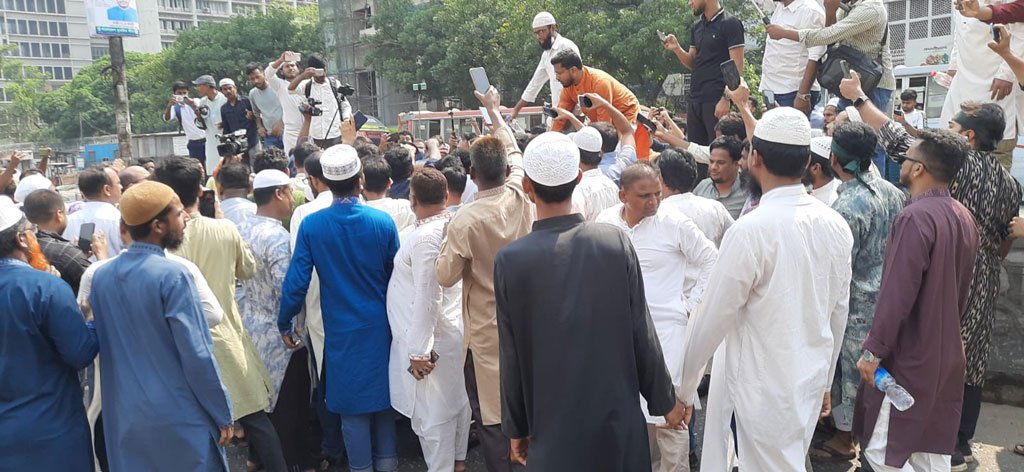 জুমার নামাজের পর জুলাই মঞ্চে জড়ো হচ্ছেন বিক্ষোভকারীরা