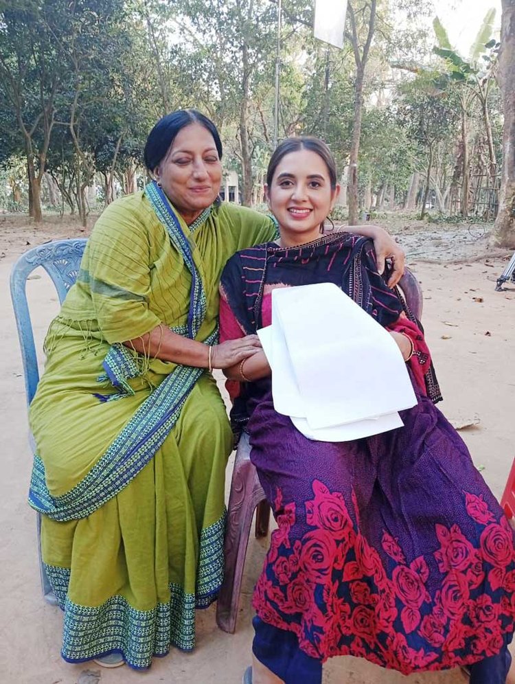 অভিনেত্রী মৌ শিখা ও তানিয়া বৃষ্টি। ছবি: সংগৃহীত