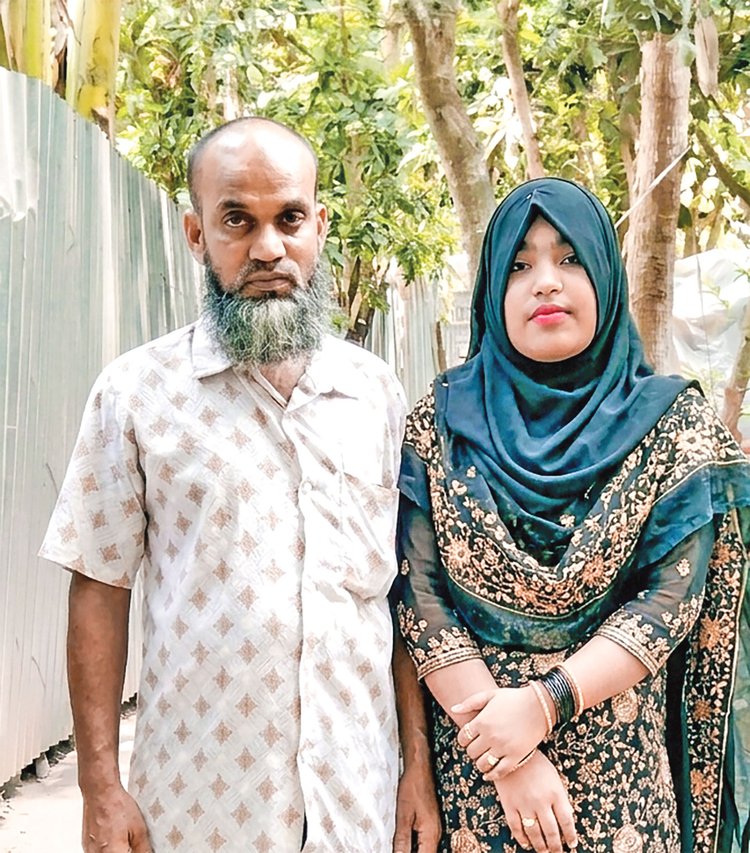 বাবার সঙ্গে মাফরুজা আক্তার সুমি