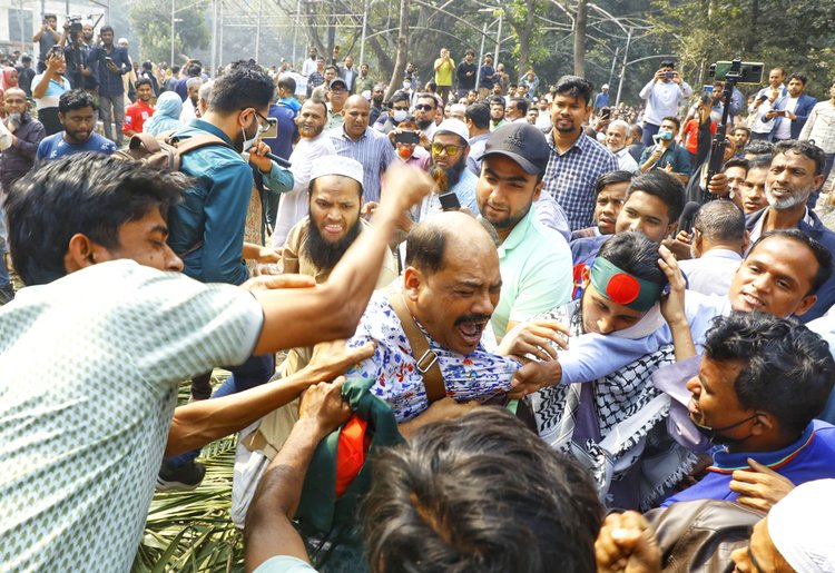 ধানমন্ডি ৩২ নম্বরে ‘জয় বাংলা’ স্লোগান দেওয়ায় মারধরের শিকার মধ্যবয়সী এক ব্যক্তি। ছবি: মেহেদী হাসান