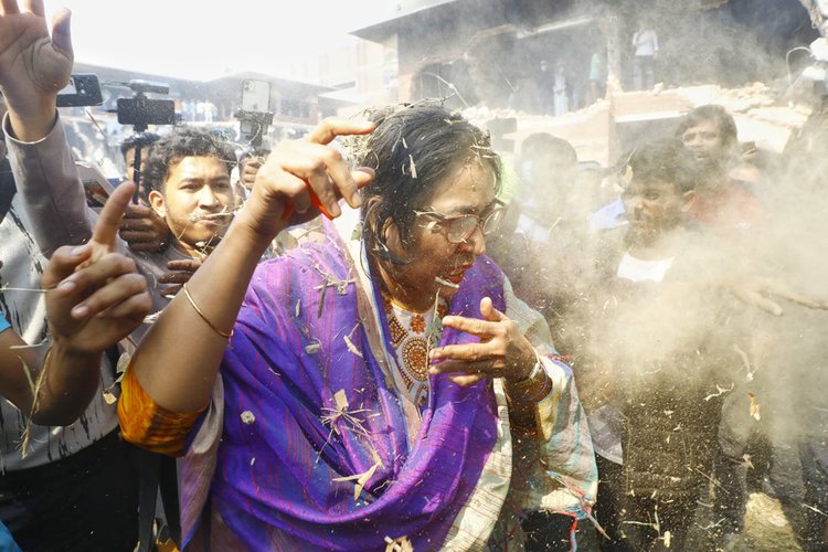 ধানমন্ডি ৩২ নম্বরে এক নারীকে লাঞ্ছিত করেছে উত্তেজিত জনতা। ছবি: মেহেদী হাসান