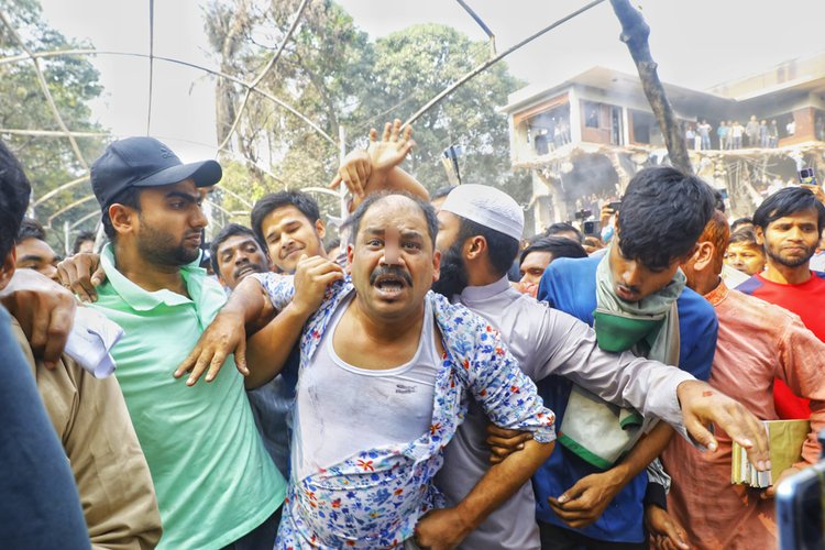 ধানমন্ডি ৩২ নম্বরে ‘জয় বাংলা’ স্লোগান দেওয়ায় মারধরের শিকার মধ্যবয়সী এক ব্যক্তি। ছবি: মেহেদী হাসান