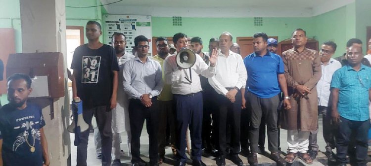 পটুয়াখালীর মির্জাগঞ্জে চাল বিতরণে অর্থ আদায়ের অভিযোগে ইউপি সচিবকে তাঁর কার্যালয়ে অবরুদ্ধ করে রাখা হয়। খবর পেয়ে উপজেলা প্রশাসন তাঁকে উদ্ধার করে। ছবি: আজকের পত্রিকা