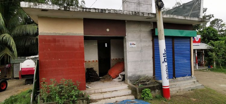 পাবলিক টয়লেট দীর্ঘদিন ধরে বেহাল অবস্থায় পড়ে আছে। ছবি: আজকের পত্রিকা