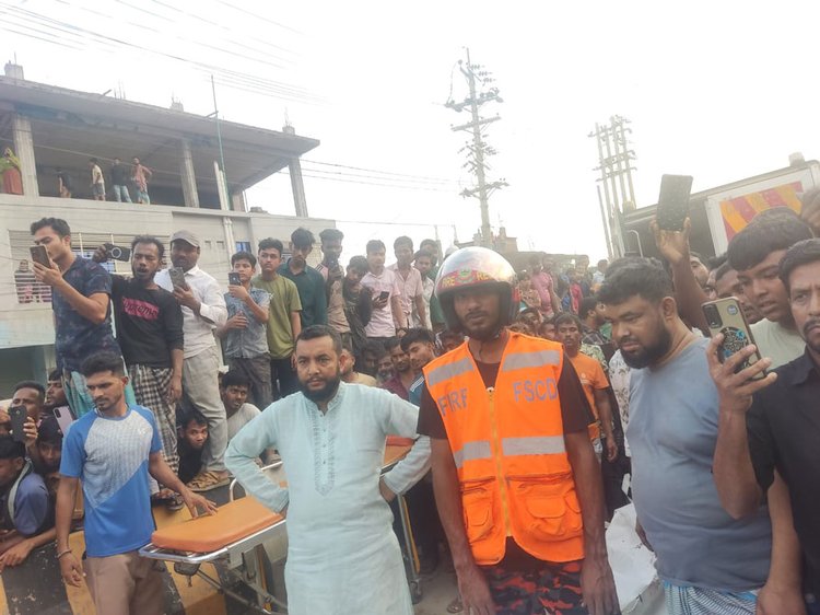 মির্জাপুরে সড়ক দুর্ঘটনায় পিকআপচালকসহ ৩ জন নিহত। ছবি: আজকের পত্রিকা