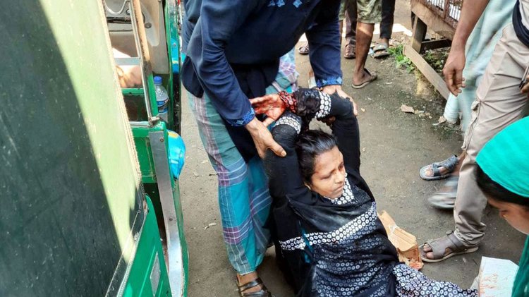 মিরসরাইয়ের বারইয়ারহাট-খাগড়াছড়ি সড়কের চিনকীরহাট এলাকায় আজমনগর স্কুলের সামনে পিকআপ ও সিএনজিচালিত অটোরিকশার মুখোমুখি সংঘর্ষে একই পরিবারের তিনজন নিহত হয়। ছবি: আজকের পত্রিকা