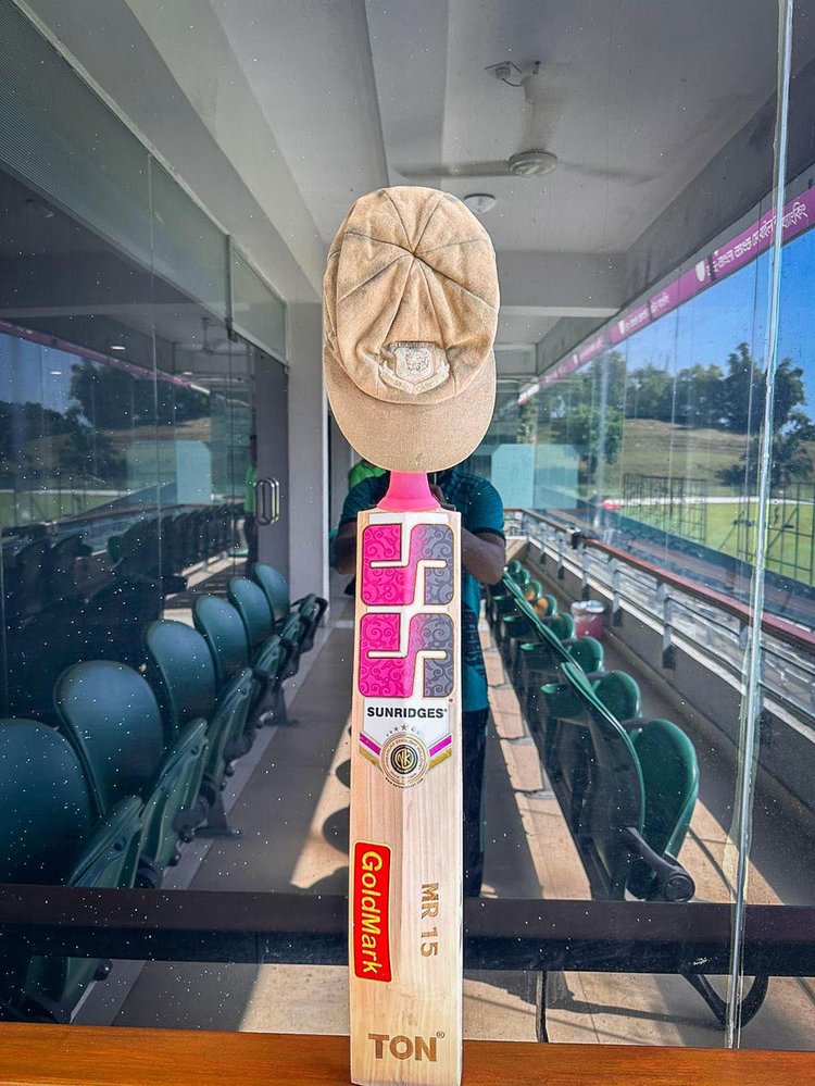 ২০০৫ সালের ২৬ মে লর্ডসে টেস্টে অভিষেক হওয়ার সময় এই টুপি পরেছিলেন মুশফিক। ২০ বছর ধরে এই টুপি পরে খেলছেন তিনি। ছবি: ফেসবুক