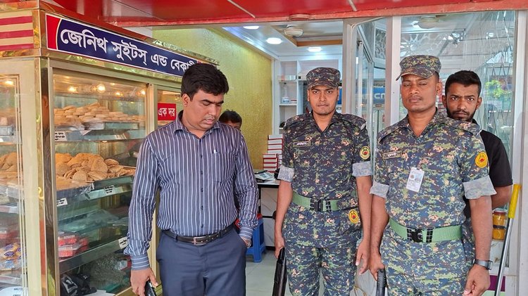 মিষ্টিতে পোকা ও মেয়াদোত্তীর্ণ খাবার রাখার অপরাধে জেনিথ সুইটসকে ২০ হাজার টাকা জরিমানা করা হয়। ছবি: আজকের পত্রিকা