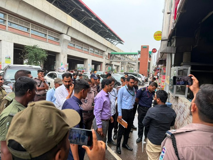 উত্তরা উত্তর থেকে পল্লবী পর্যন্ত চারটি মেট্রোরেল স্টেশন এলাকায় উচ্ছেদ অভিযান চালানো হয়। ছবি: আজকের পত্রিকা
