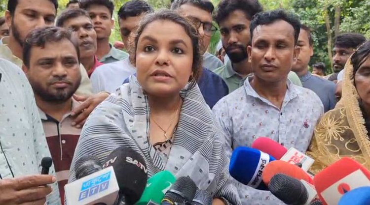 হুমায়ূন আহমেদের কবরে ফুল দিয়ে শ্রদ্ধা নিবেদন শেষে সাংবাদিকদের সঙ্গে কথা বলেন তাঁর স্ত্রী মেহের আফরোজ শাওন। ছবি: আজকের পত্রিকা