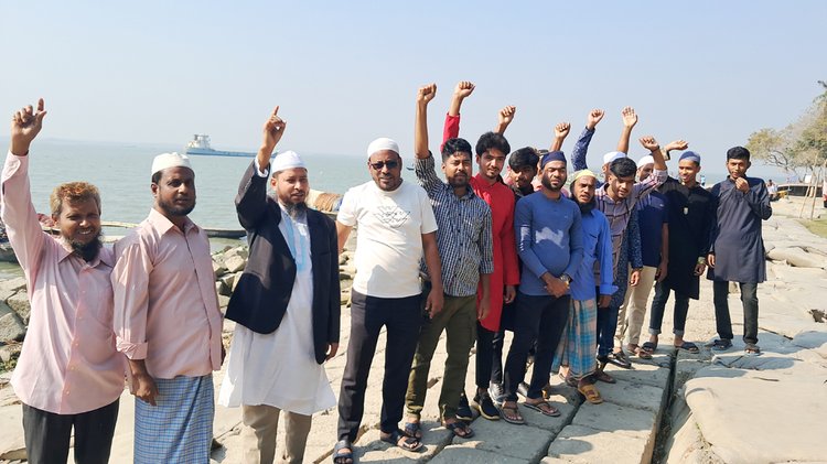 চাঁদপুরে নৌযানশ্রমিকদের ধর্মঘট চলছে। ছবি: আজকের পত্রিকা