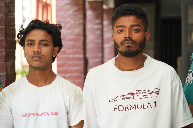 অভিযুক্ত ছাত্রীর  বন্ধু মো. মাহির রহমান (বামে) ও তাঁর বন্ধু ফারদিন আহমেদ আইলান (ডানে)।  ছবি: ডিএমপি