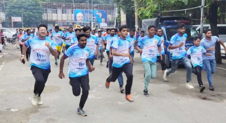 জুলাই গণঅভ্যুত্থান দিবস উপলক্ষে আজ সকালে ময়মনসিংহে প্রতীকী ম্যারাথনে অংশগ্রহণ করেন প্রতিযোগীরা। ছবি: আজকের পত্রিকা