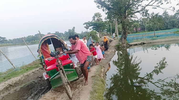 ত্রিশাল-কুরুয়াগাছা সংযোগ সড়ক। ছবি: আজকের পত্রিকা