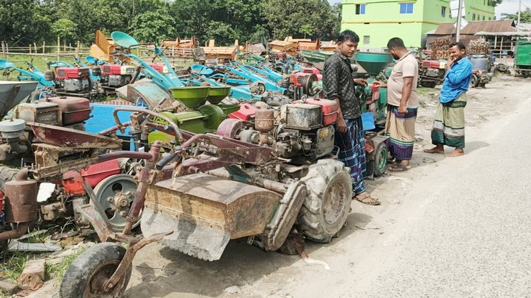 নান্দাইল ও ঈশ্বরগঞ্জের সীমান্তে গড়ে উঠেছে পুরোনো যন্ত্রের হাট। বেচাকেনাও হয় ভালো। সম্প্রতি তোলা। ছবি: আজকের পত্রিকা