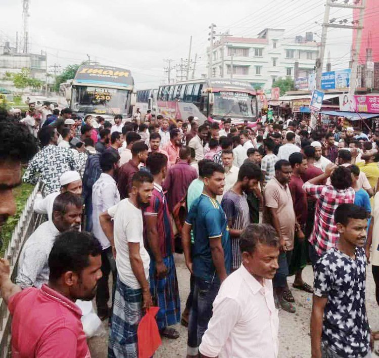 জুলাই যোদ্ধার গায়ে হাত, কটূক্তি ও আহত করে বাস থেকে নামিয়ে দেওয়ার প্রতিবাদে অবস্থান কর্মসূচি। ছবি: আজকের পত্রিকা