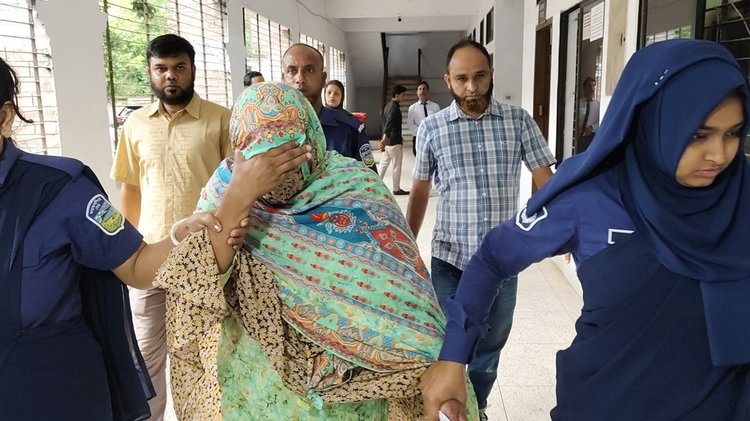 মৃত্যুদণ্ডাদেশপ্রাপ্ত আসামিদের নিয়ে যাচ্ছে পুলিশ। ছবি: আজকের পত্রিকা