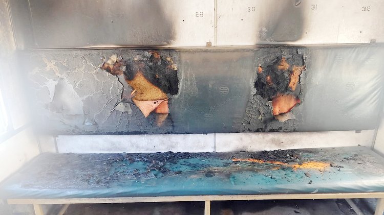 ময়মনসিংহ রেলস্টেশনের ওয়াশপিটে দাঁড়িয়ে থাকা ট্রেনের বগিতে আগুন দেয় দুর্বৃত্তরা। ছবি: আজকের পত্রিকা