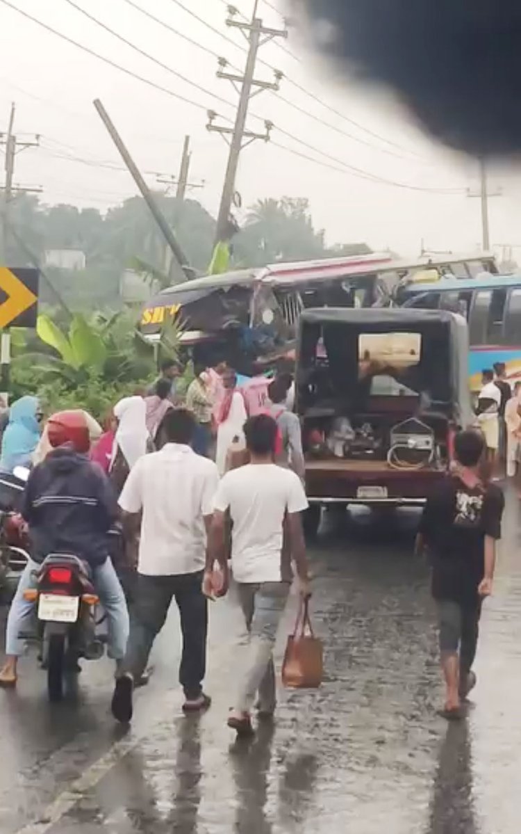 ভালুকা উপজেলার ভরাডোবা তাসরিফ কটন মিলের সামনে দুই বাসের মুখোমুখি সংঘর্ষ হয়। ছবি: আজকের পত্রিকা